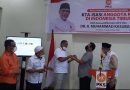 Penyerahan Cenderamata oleh Ketua Umum, Abdullah Azis Sangkala,  SHut, MSi kepada Sekum DPW PKS Maluku, Abdul Gani Lestaluhu, SP